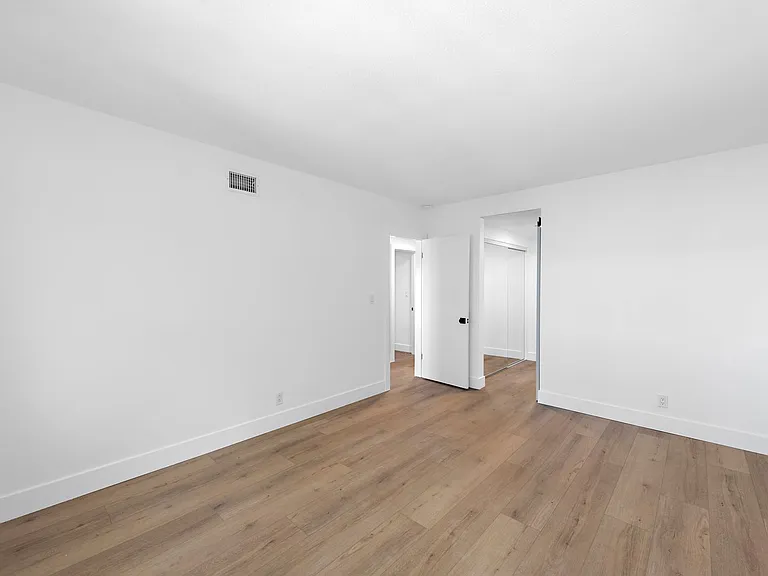 402 Corto Ln — Photo 11