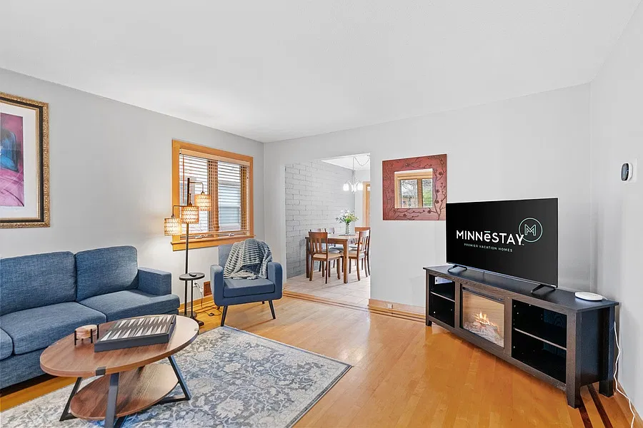 3 bed, 2.5 bath, 1331 sqft, $4,000 — Photo 2