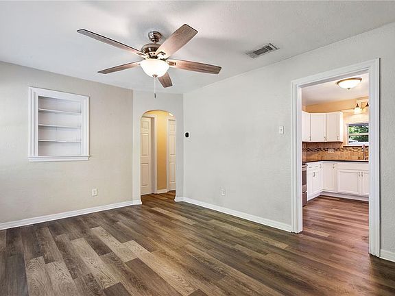 3rd image of 626 W King St