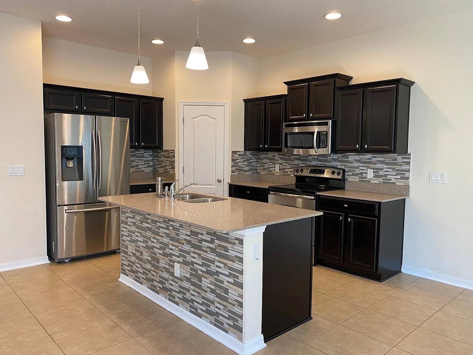 3 bed, 1510 sqft, $2,250 — Photo 2