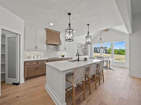 5th image of 8008 Brockway St