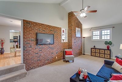 4th image of 6808 Hackberry St