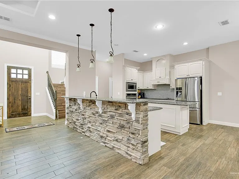 2410 Colvin Ave — Photo 11