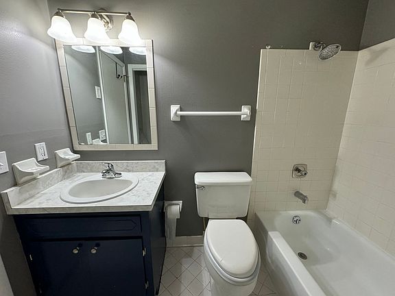 3rd image of 923 Oak Vale #A