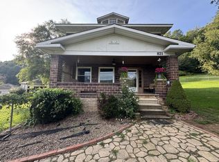 821 Broad St, Mount Hope, WV 25880