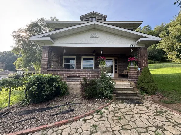 821 Broad St, Mount Hope, WV 25880