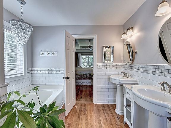 Garden tub, two vanities
