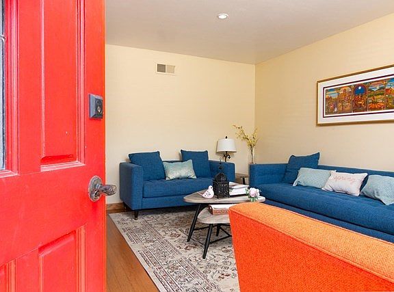 489_Wilshire_Pl-004-38-Front_Entry_Detai