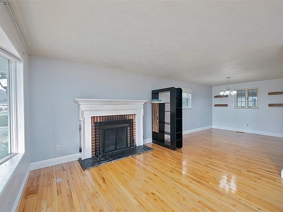 4th image of 286 Hillcrest Dr