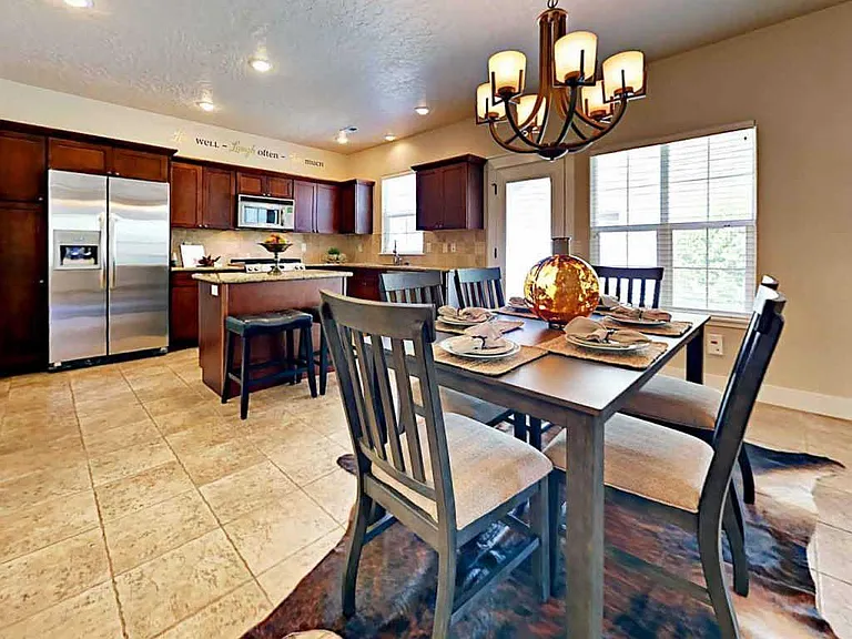 946 E Winding Creek Dr — Photo 6