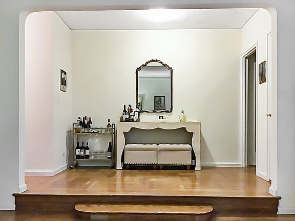 3rd image of 223 E 61st St APT 1F