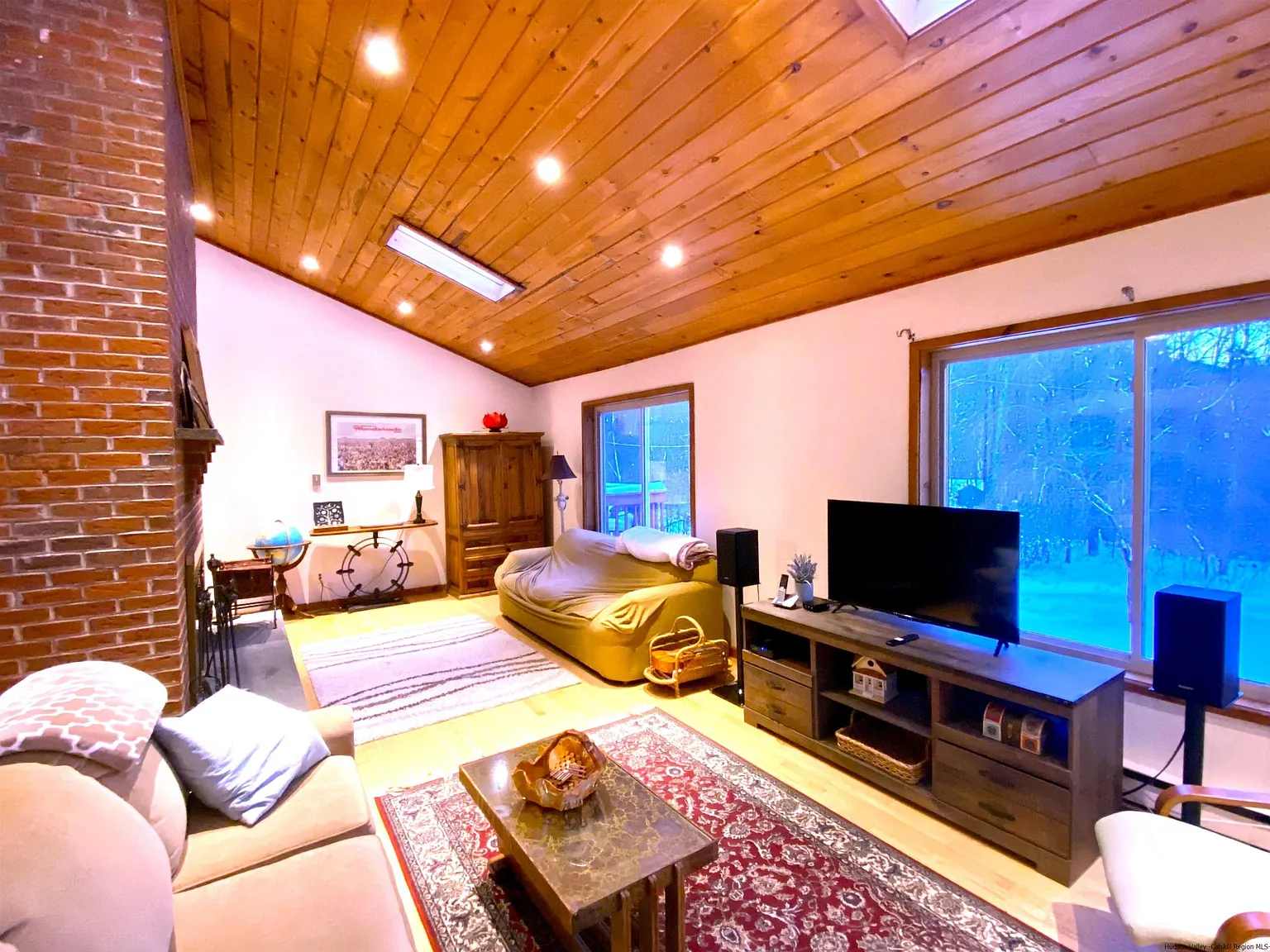 4 bed, 2.0 bath, 2158 sqft, $4,000 — Photo 2