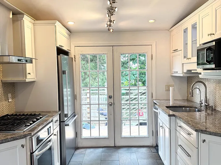 150 E Hartwell Ln — Photo 6