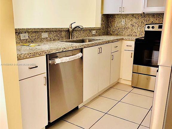 5th image of 7661 S Southwood Cir