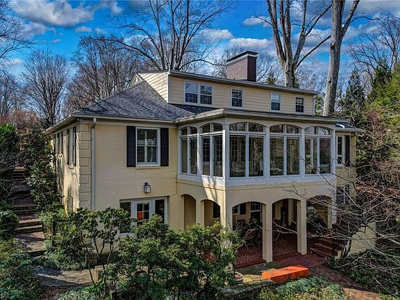 2nd image of 202 Kemp Rd W