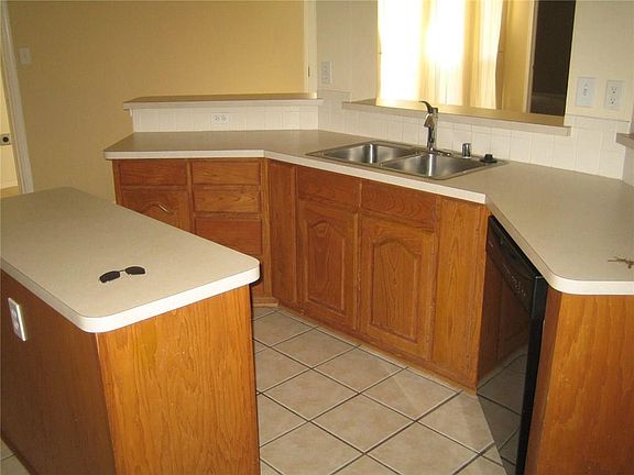 4th image of 4106 Honeysuckle Dr