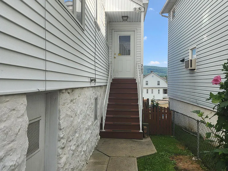203 W Green St — Photo 2