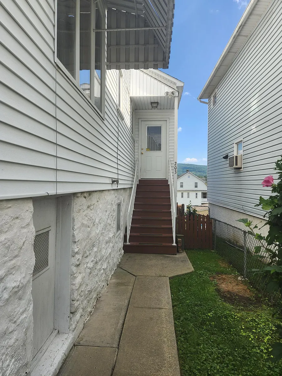 Building Photo - 203 W Green St