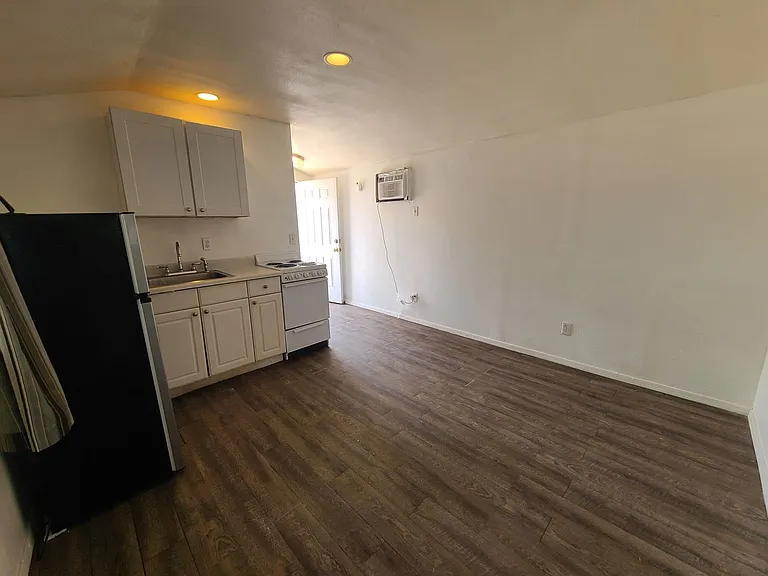 1250 E Allen Rd — Photo 3