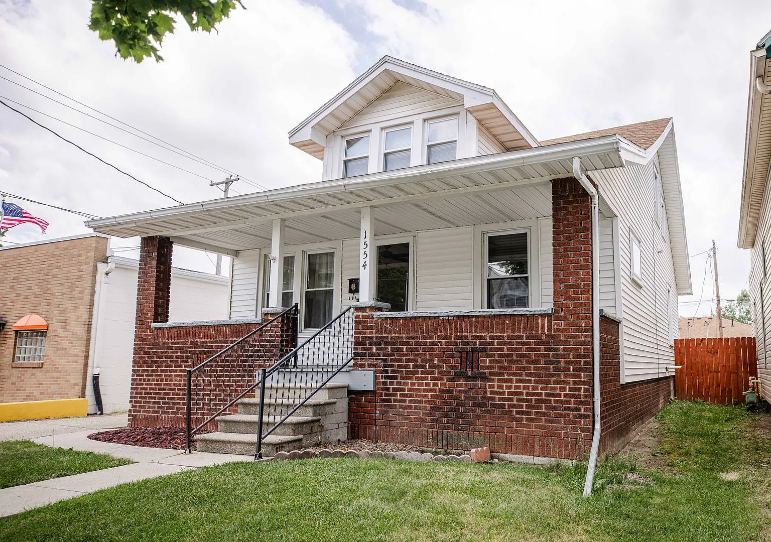 Beautiful Two Bedroom home with large upstairs bonus room. New appliances, washer and dryer, many... — Photo 3