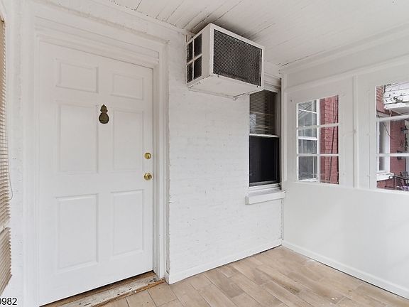 4th image of 46 W 12Th St