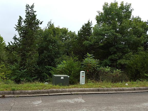 2nd image of 881 Crescent Dr