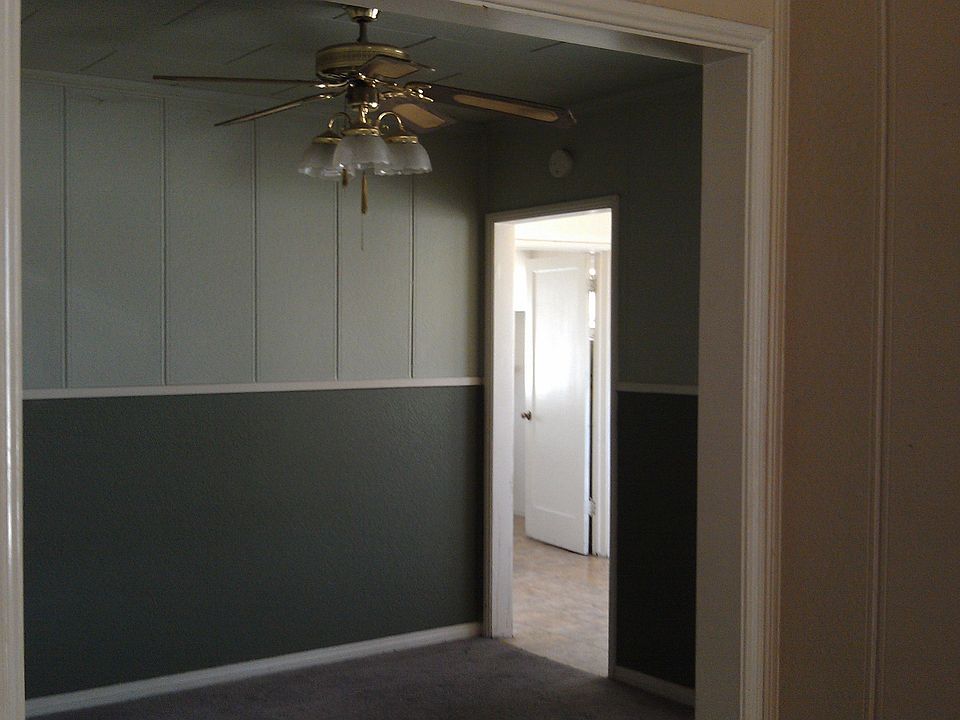 eating area off of kitchen 