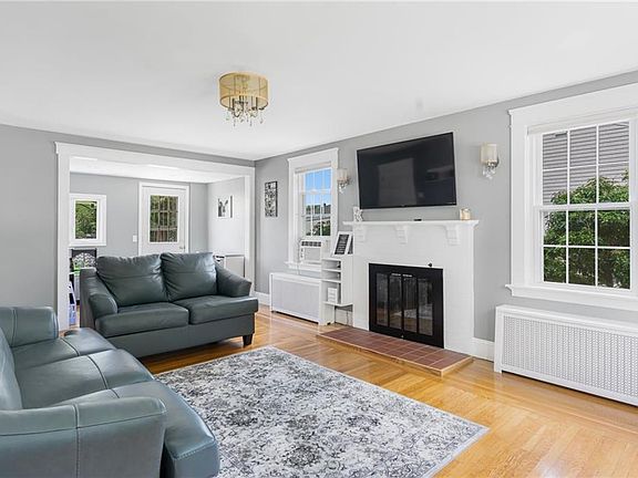 3rd image of 220 New London Ave