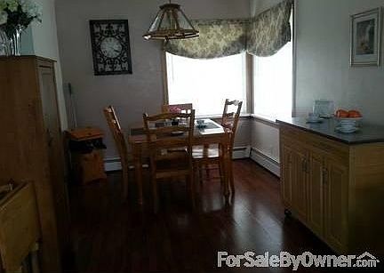 Dining Room
						:
						Laminate floors