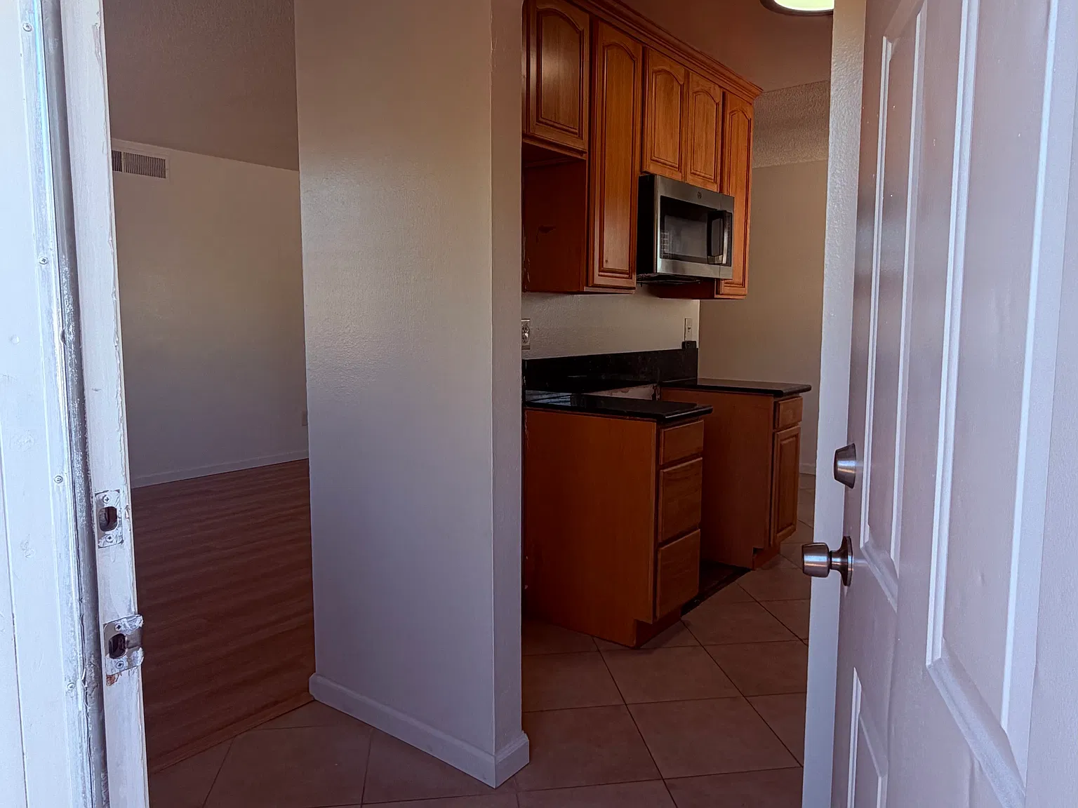 2 bed, 850 sqft, $1,784 — Photo 3