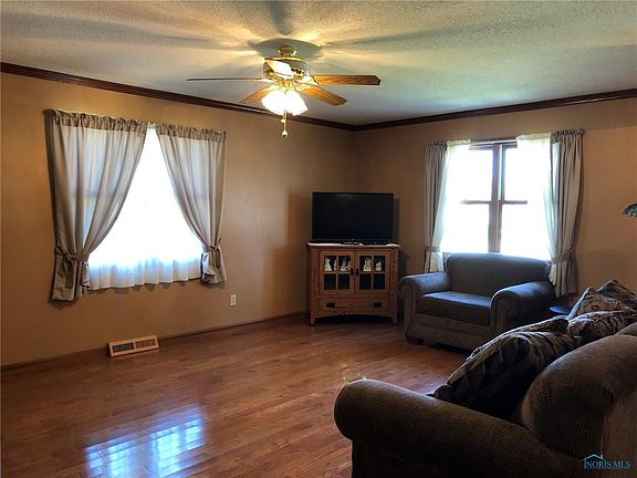 3rd image of 915 N Harmony Dr