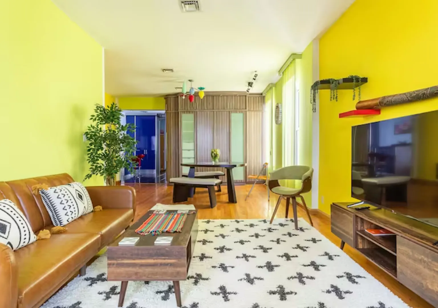 King Suite in Prime Location: Luxury & Comfort — Photo 1