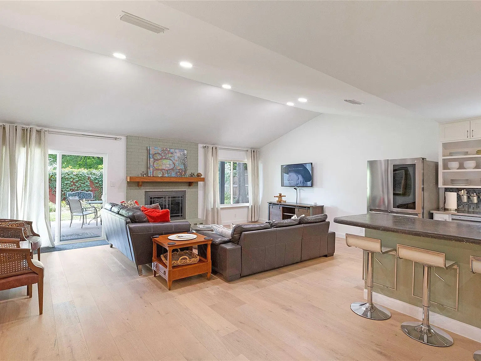 3 bed, 2.0 bath, 2000 sqft, $5,500 — Photo 3