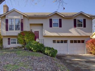 15326 S Summertree Ln, Olathe, KS 66062