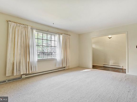 5th image of 10910 Larch Ave