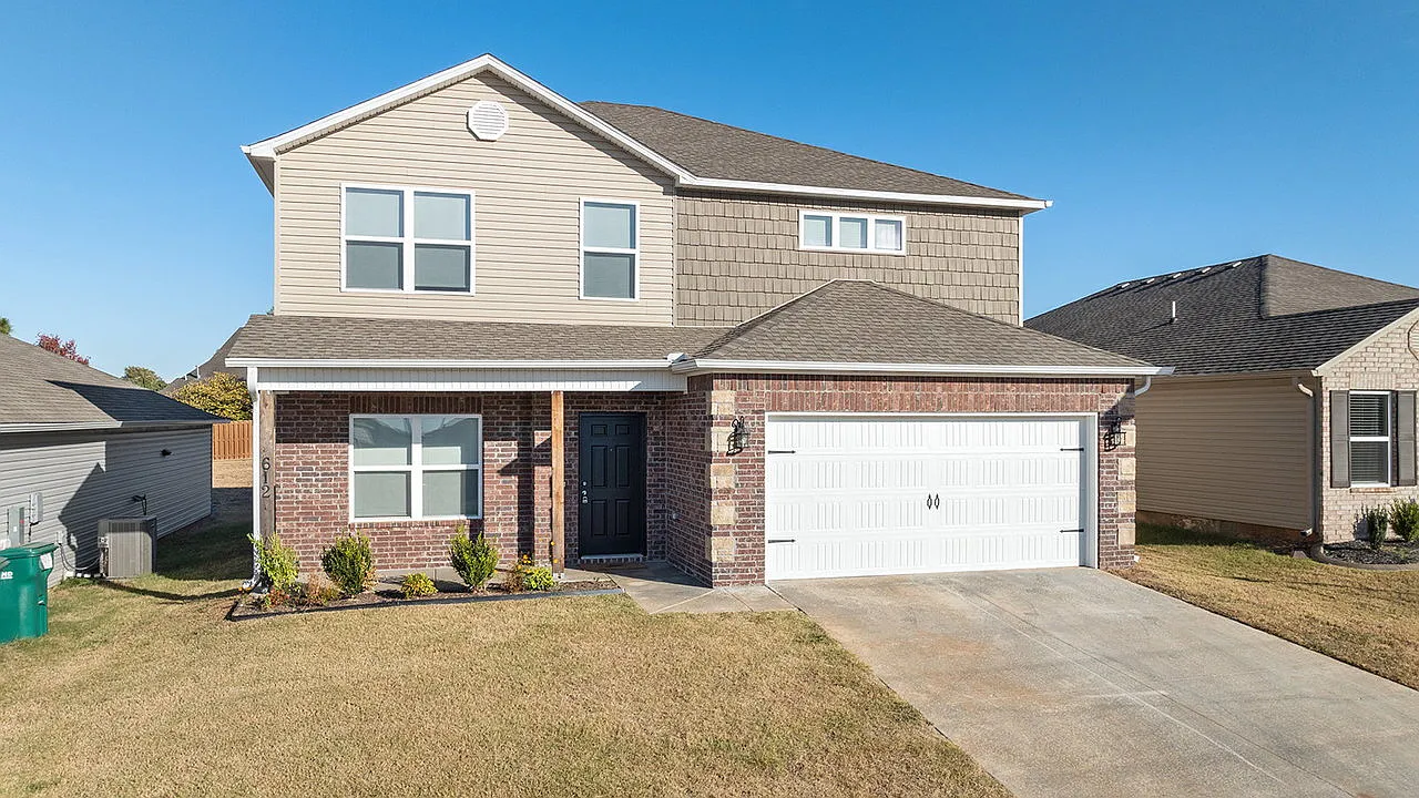4 bed, 2.5 bath, 2352 sqft, $2,350 — Photo 2