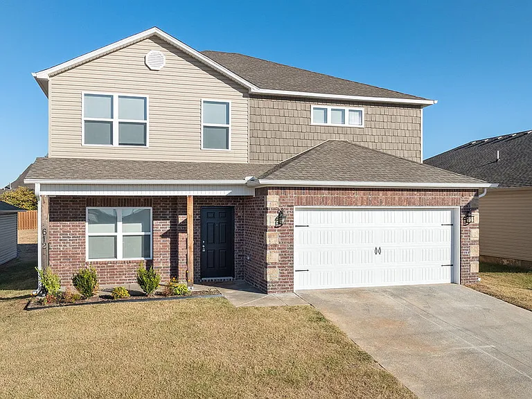 612 Woodcreek Loop — Photo 2