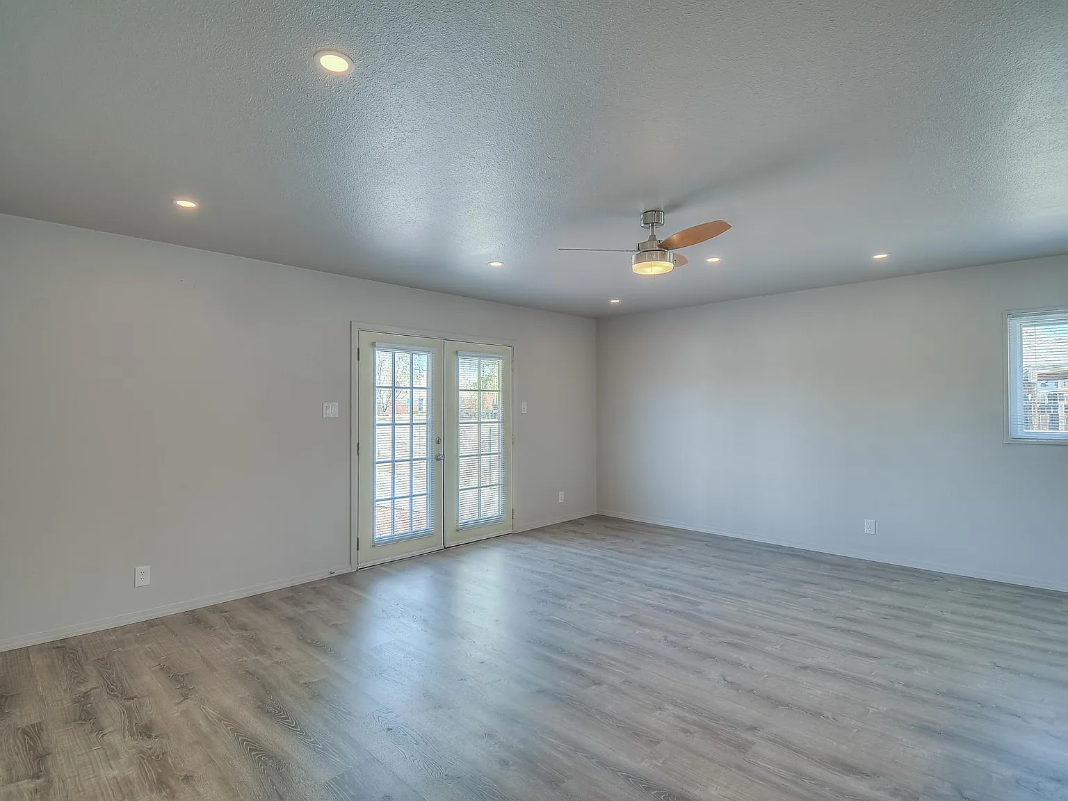 3 bed, 1.5 bath, 1350 sqft, $1,800 — Photo 4