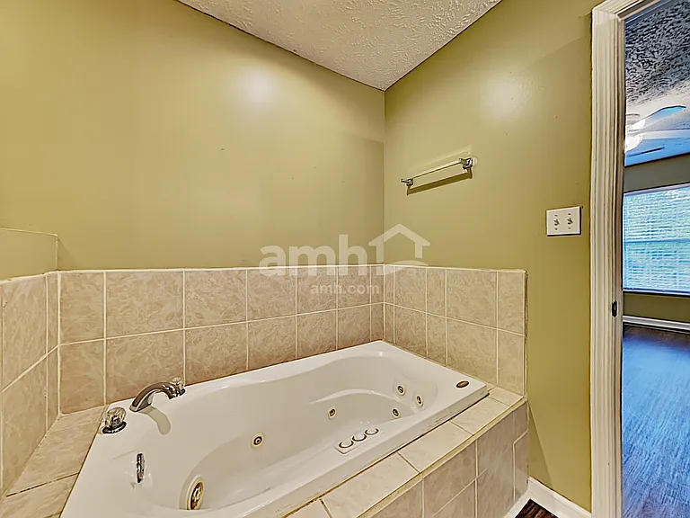1423 Newbury Ln — Photo 11