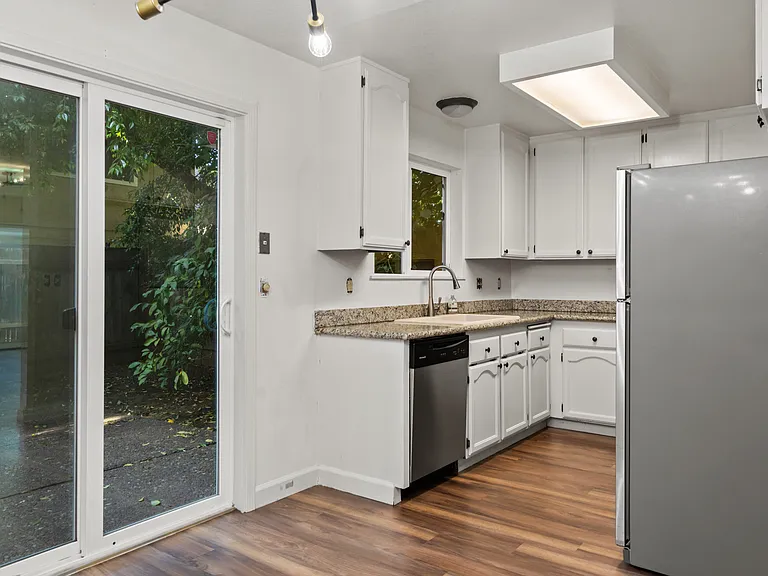 448 Lilac Ct — Photo 11