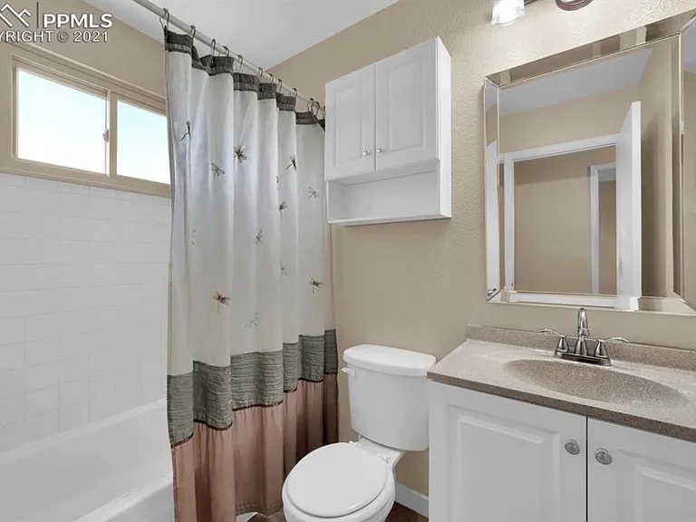 1220 Irving Ln — Photo 16