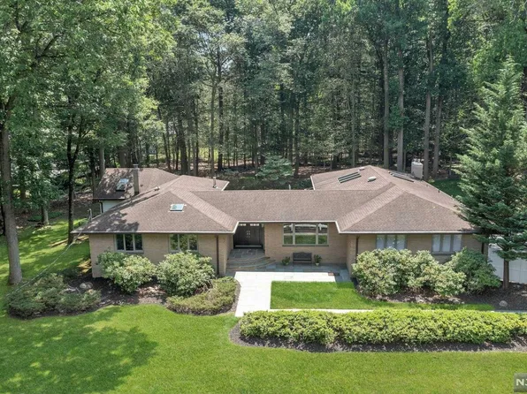 5 Charlotte Ct, Montvale, NJ 07645