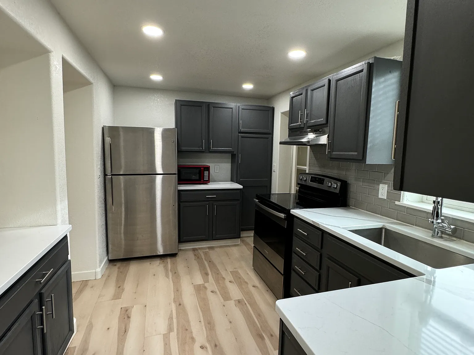 4 bed, 2051 sqft, $1,925 — Photo 3