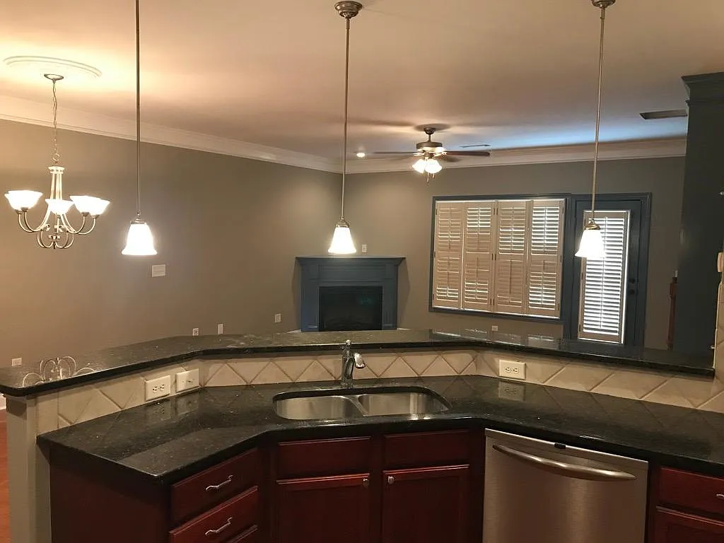 3 bed, 2.5 bath, 1732 sqft, $2,200 — Photo 4