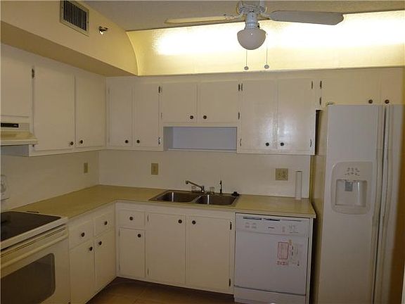 3rd image of 919 Hillcrest Dr APT 401