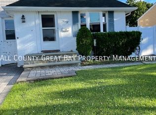 40 Lambert Ave, Farmingdale, NY 11735
