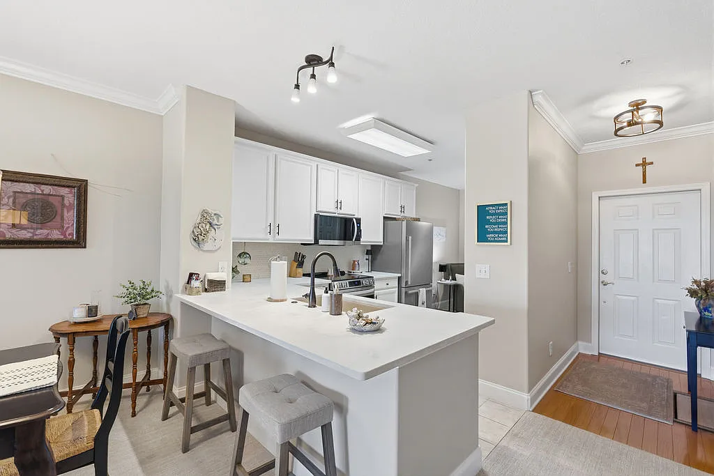2 bed, 1195 sqft, $2,400 — Photo 3