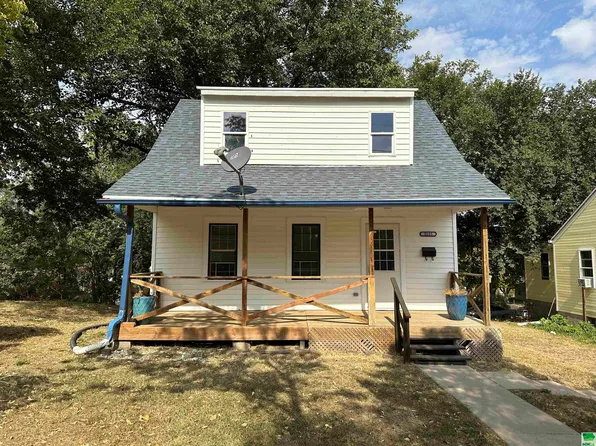 2105 W 5th St, Sioux City, IA 51103