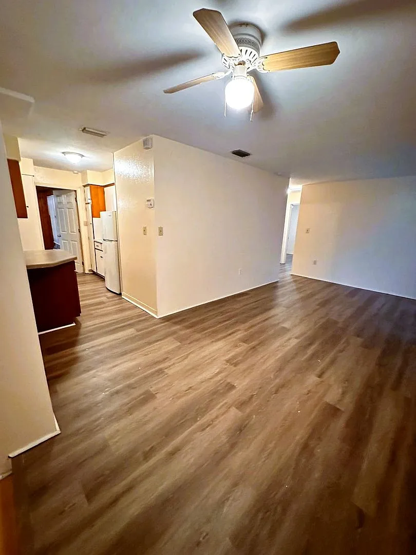 Spacious 3 bedroom 1 bath Single Family Home with Fenced in Yard!! — Photo 2