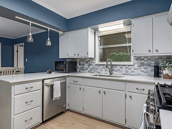 5th image of 208 Glenmoor Dr